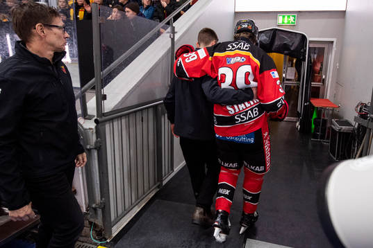 Luleås Pontus Själin lämnas isen skadad
