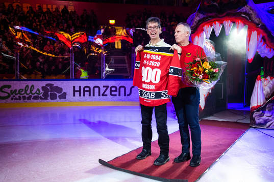 Luleåsupportern Kent Jonsson hyllas av Luleås VD Stefan