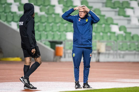 Janne Andersson, head coach of Sweden in a discussion with