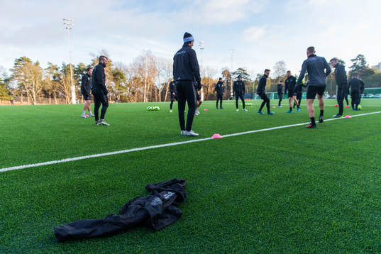 En tröja ligger på konstgräset