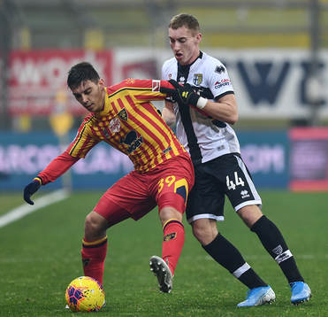 Cristian Dell'Orco of Lecce and Dejan Kulusevski of Parma