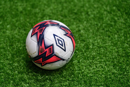 En Umbro fotboll på konstgräset