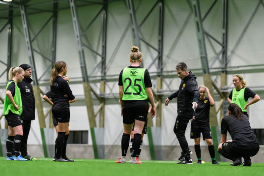 Tränare Joakim Carlsson instruerar