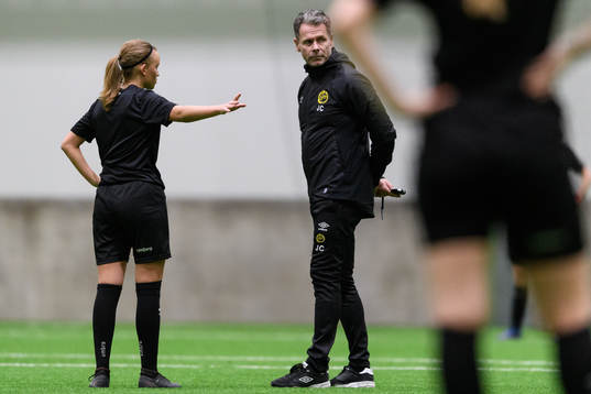 Olivia Gurtata diskuterar med tränare Joakim Carlsson