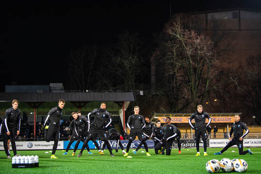 Malmö FFs spelare värmer upp