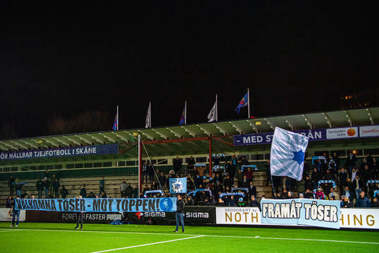 Malmö FFs supportrar med en banderoll