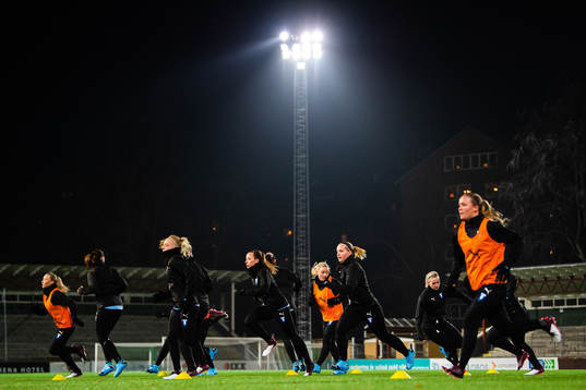 Malmö FFs spelare värmer upp