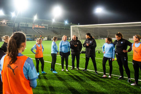 Malmö FFs tränare Fredrik Jahnfors i samtal med spelarna