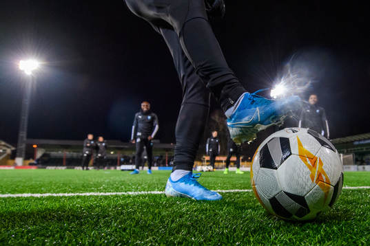 En boll och fotbollsskor