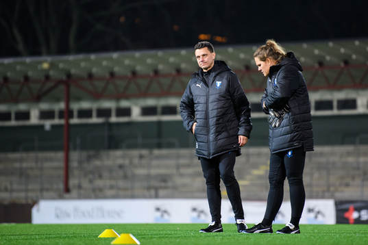 Tränare Fredrik Jahnfors och målvaktstränare Emelie