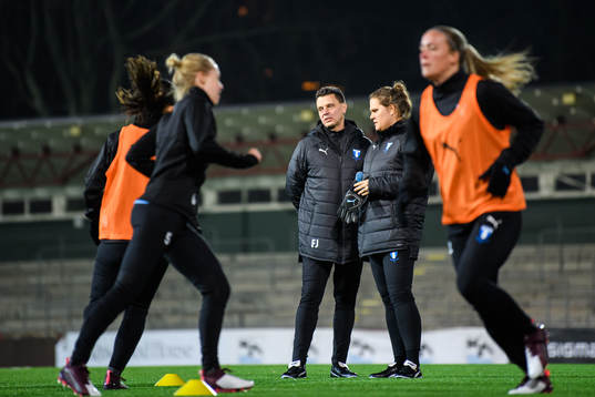 Tränare Fredrik Jahnfors och målvaktstränare Emelie