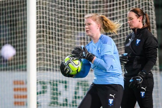 Målvakt Emma Svensson och målvakt Helena Ivarsson