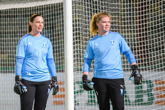 Målvakt Helena Ivarsson och målvakt Emma Svensson