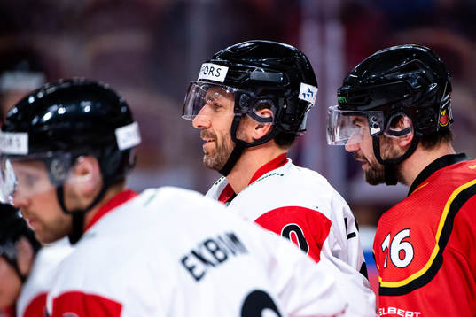 Joel Lundqvist of Frölunda and Niklas Olausson of Luleå