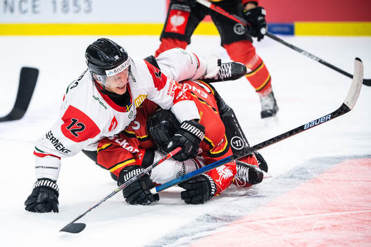 Max Friberg of Frölunda and Oscar Engsund of Luleå