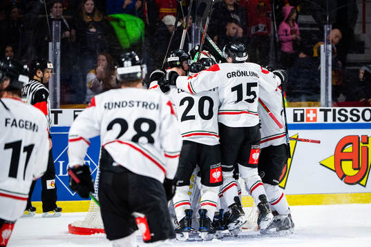 Players of Frölunda celebrate