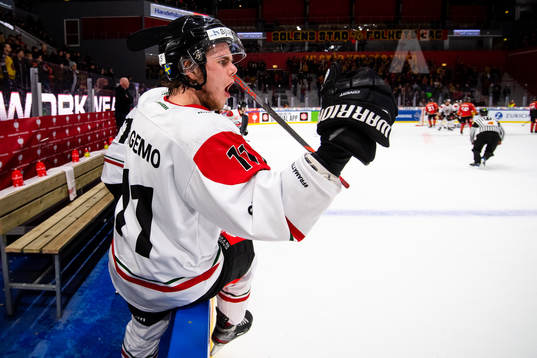 Samuel Fagemo of Frölunda celebrates