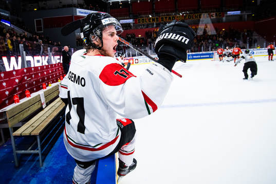Samuel Fagemo of Frölunda celebrates