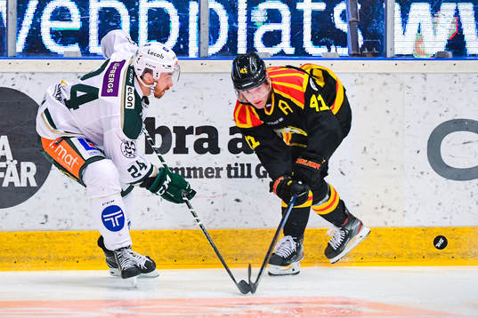 Färjestads Jonathon Blum och Brynäs Greg Scott