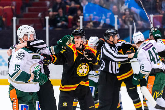 Färjestads Gustav Rydahl och Brynäs Tomi Sallinen i bråk