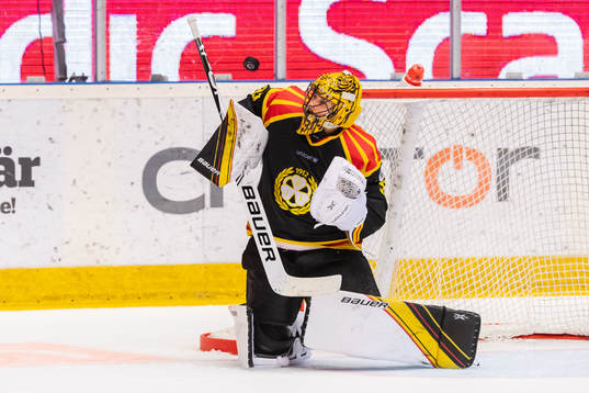 Brynäs målvakt Samuel Ersson med en räddning