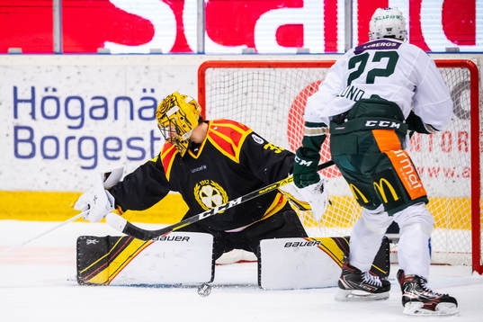 Brynäs målvakt Samuel Ersson räddar en straff från