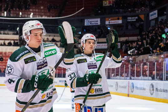 Färjestads Oscar Lawner och Albert Johansson deppar