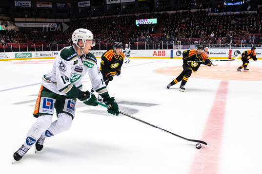 Färjestads Victor Ejdsell och Brynäs Greg Scott