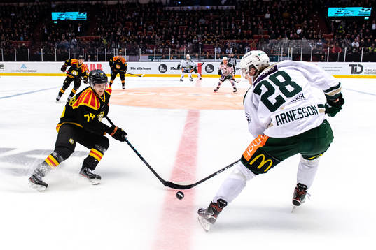 Brynäs Daniel Mannberg och Färjestads Linus Arnesson