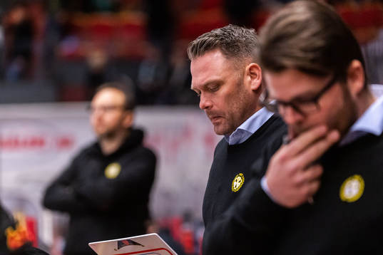 Brynäs assisterande tränare Mikael Holmqvist och tränare