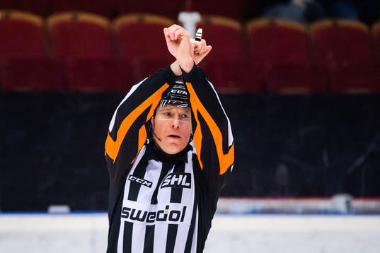Domare Tobias Björk signalerar för straff