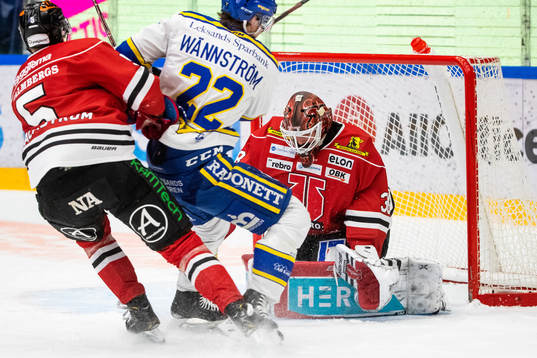 Leksands Sebastian Wännström oroar framför Gustav