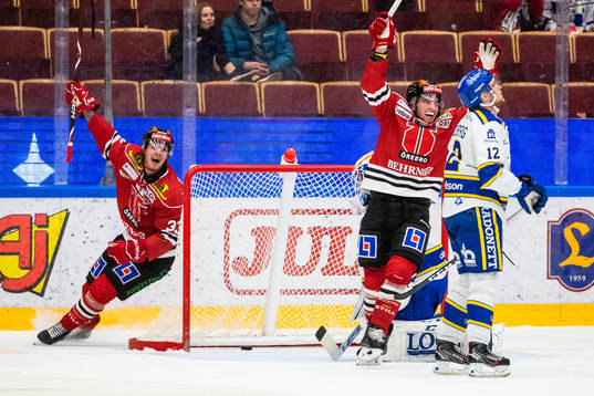 Örebros Christopher Mastomäki och Glenn Gustafsson jublar