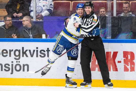 Leksands Patrik Zackrisson och Linjedomare Gustav Jonsson