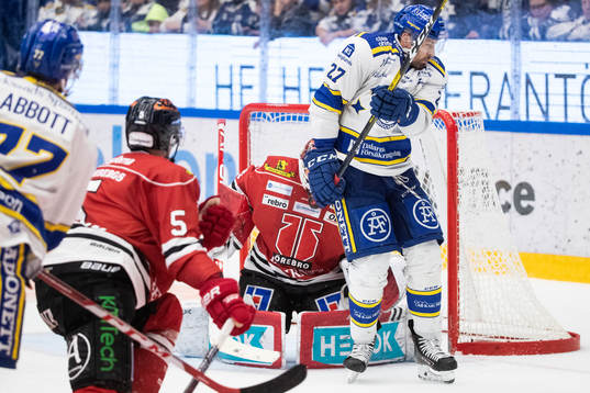 Leksands Marek Hrivik framför Örebros målvakt Dominik