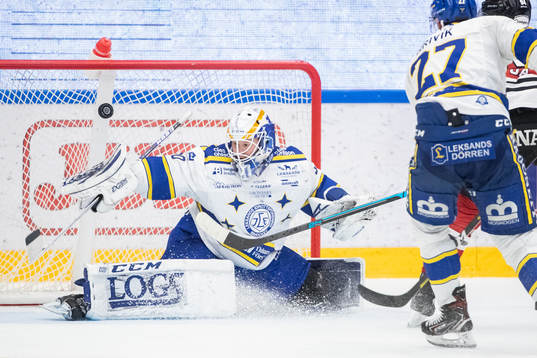 Leksands målvakt Janne Juvonen räddar