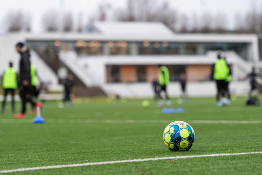 Boll med Gothia Park Academy i bakgrunden