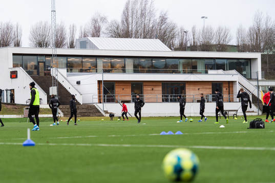 Boll med Gothia Park Academy i bakgrunden