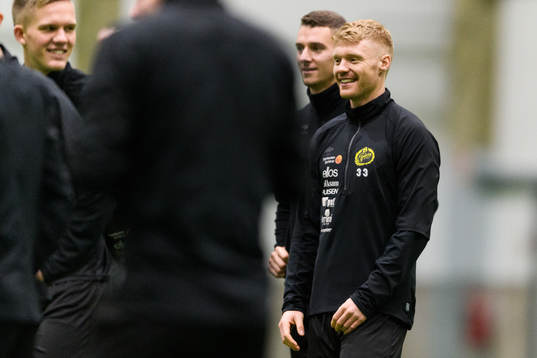 Sivert Heltne Nilsen med Christopher McVey i bakgrunden