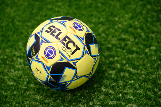 En Select fotboll på konstgräset