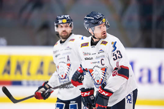 Linköpings Eddie Larsson reagerar mot domaren