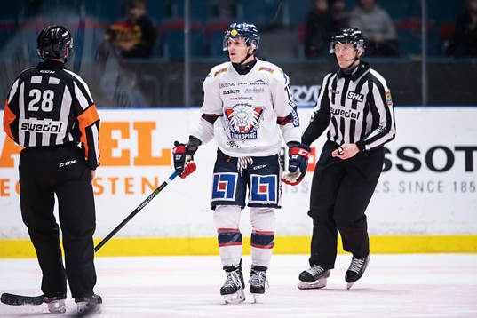 Linköpings Joe Whitney reagerar mot domaren