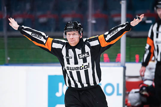 Domaren visar på bortdömt mål