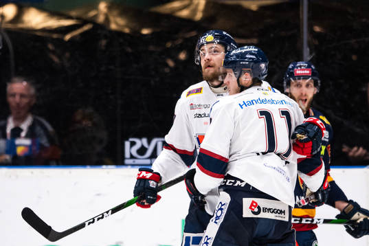 Linköpings Jarno Kärki  jublar med Henrik Törnqvist
