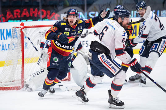 Djurgårdens Manuel Ågren reagerar mot domaren