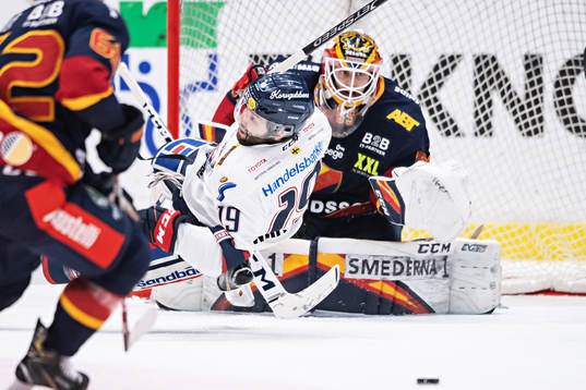 Linköpings Joe Whitney och Djurgårdens målvakt Niklas