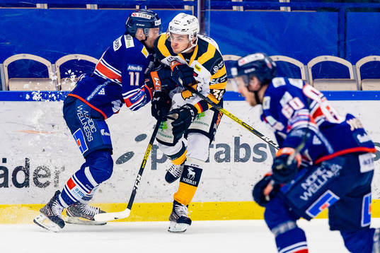 Växjös Ilari Melart  tacklar Skellefteås Jacob Olofsson