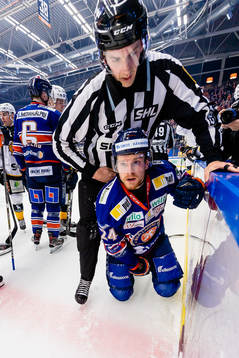 Linjedomare Andreas Malmqvist och Växjös Brendan Shinnimin