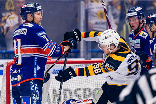 Irriterat mellan Växjös Ilari Melart  och Skellefteås