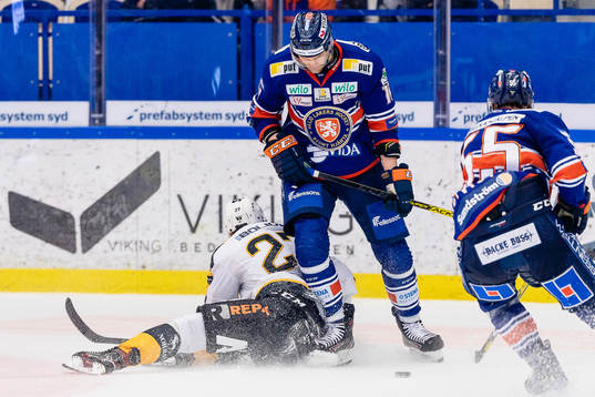 Skellefteås Robin Alvarez faller